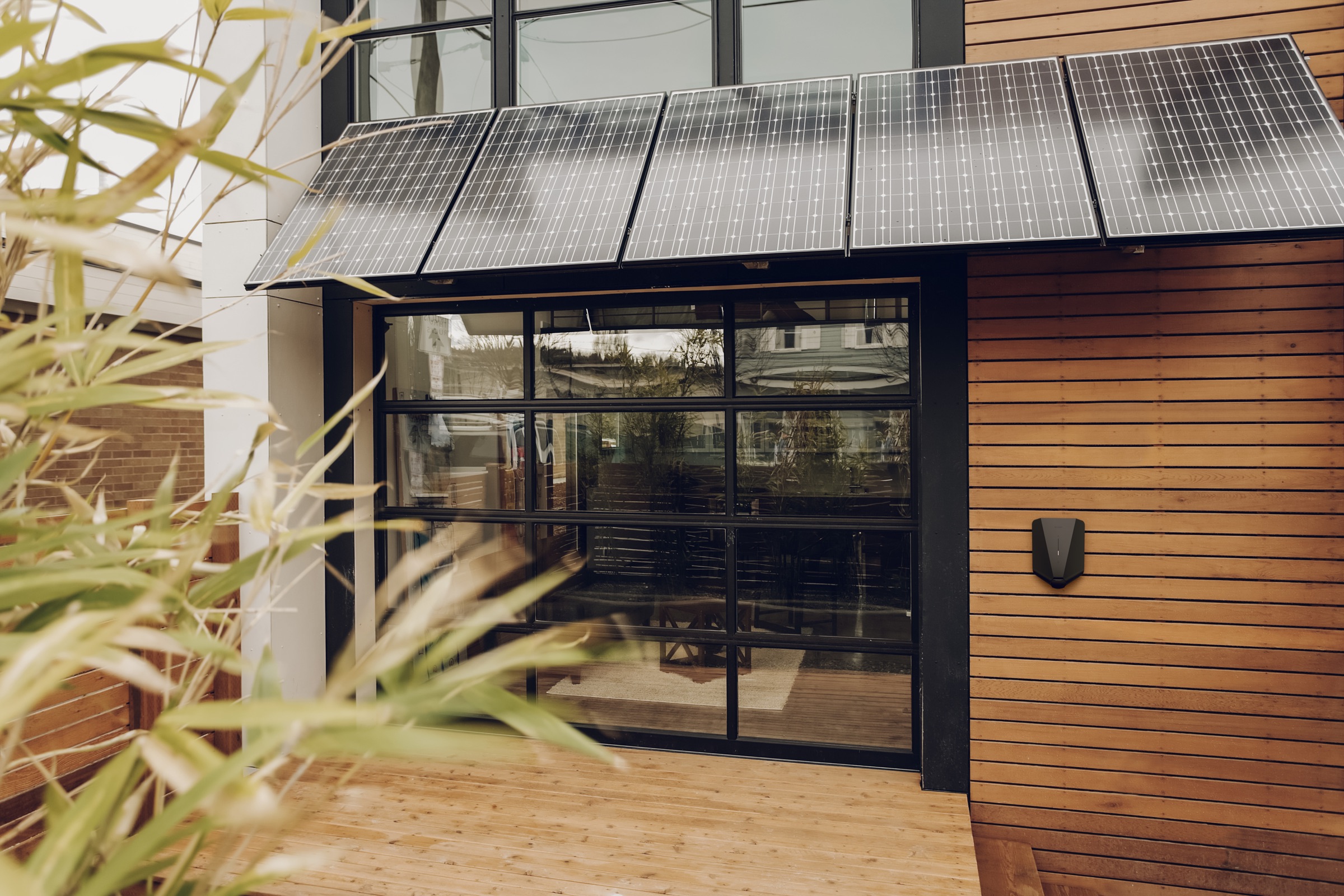 Easee-laadpaal bij een woning met zonnepanelen
